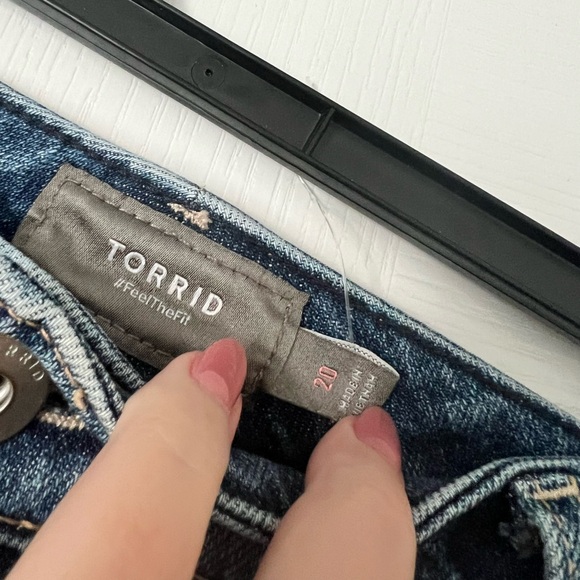 Torrid | denim distressed shorts - 20 - Picture 5 of 6